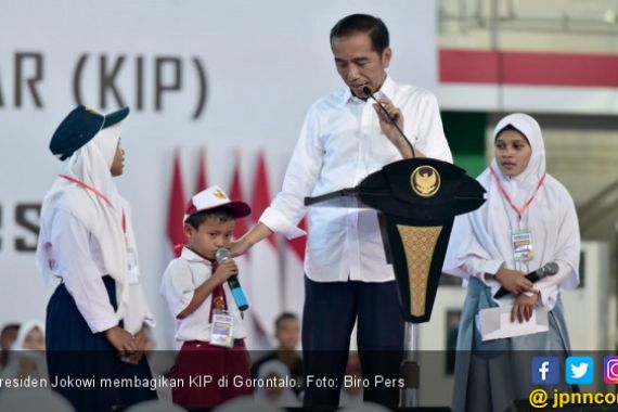 Jokowi Bagikan 4.000 KIP di Gorontalo - JPNN.COM