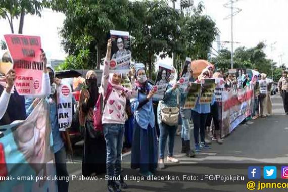 Emak - emak Pendukung Prabowo Diduga Dilecehkan Oknum Panwascam - JPNN.COM