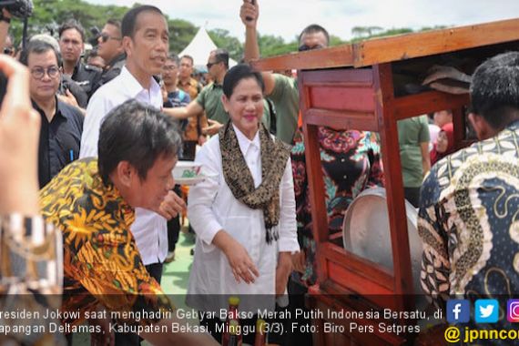 Presiden Jokowi Makan Bakso Bareng Warga di Bekasi - JPNN.COM