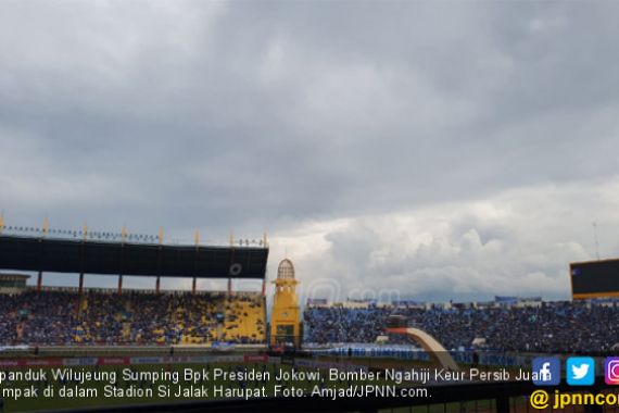Di Balik Spanduk Panjang Ucapan Selamat Datang Jokowi di Si Jalak Harupat - JPNN.COM