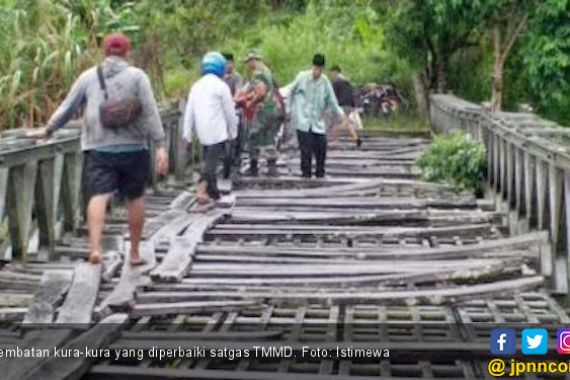 Warga Desa Bobo Semringah TMMD 104 Rehab Jembatan Kura-kura - JPNN.COM
