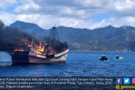 TNI AL Kembali Memusnahkan Tiga Kapal Ikan Asal Vietnam - JPNN.COM