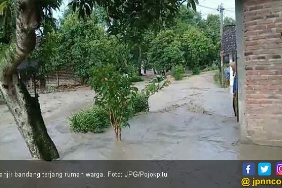 Hujan Deras, Banjir Bandang Terjang Puluhan Rumah Warga - JPNN.COM