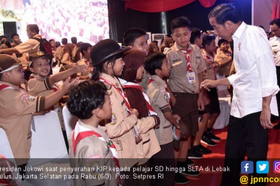 Jokowi Kenalkan KIP Kuliah di Lebak Bulus - JPNN.COM