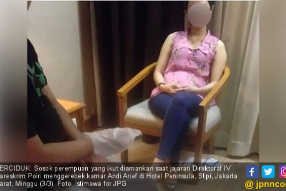 Penjelasan Polisi soal Cewek Berbaju Pink di Kamar Andi Arief - JPNN.COM