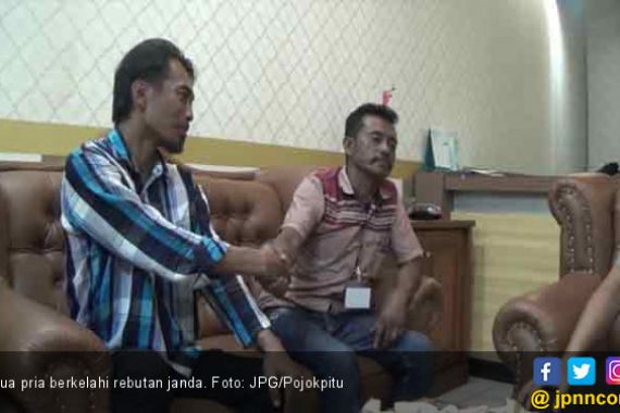 Mas..Mas..Udah Berkeluarga Masih Aja Berkelahi Rebutan Janda Muda - JPNN.COM