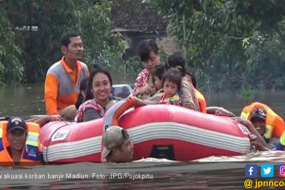 Lima Balita Diselamatkan dari Banjir Madiun - JPNN.COM