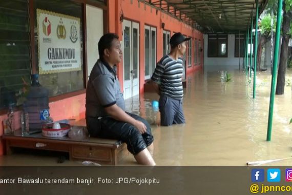 Astaga! Kantor Bawaslu Terendam Banjir, Arsip dan Dokumen Rusak - JPNN.COM