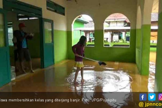 Banjir Terjang Sekolah, UTS Ditunda - JPNN.COM