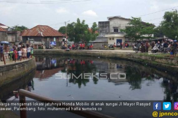 Salah Injak Pedal Rem, Mobil Nyemplung Parit di Palembang - JPNN.COM