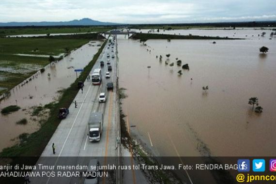 Baru Kali Ini Ruas Jalan Tol Terendam Banjir - JPNN.COM