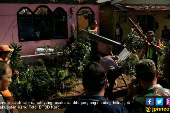  Angin Puting Beliung Rusak 20 Unit Rumah Warga di Karo - JPNN.COM