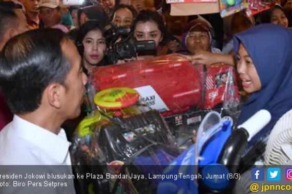 Jokowi Beli Mobil Tangki Warna Merah, Iriana Cuma Beli Sepatu Sandal - JPNN.COM