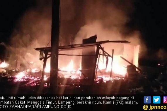 Pembagian Lapak Berjualan Ricuh, Satu Orang Tewas, Satu Rumah Dibakar - JPNN.COM