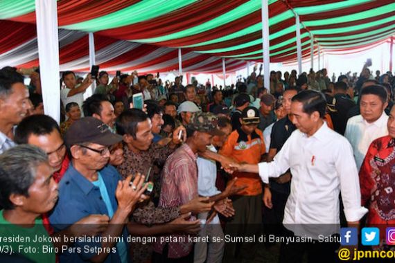 Di Hadapan Petani, Jokowi Jelaskan Upaya Pemerintah Dongkrak Harga Karet - JPNN.COM