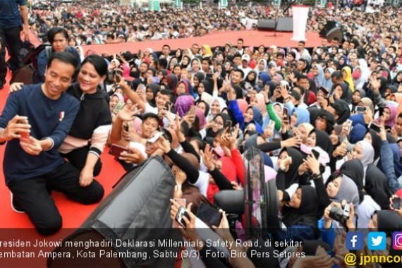 Asyik, Lihat Pose Jokowi dan Iriana di Atas Panggung - JPNN.COM