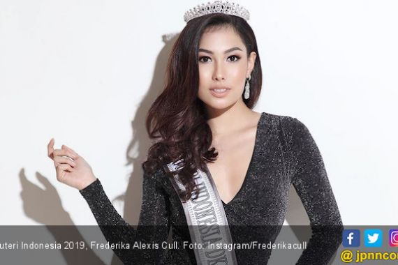 Frederika Cull Nyaris Jatuh di Panggung Miss Universe 2019 - JPNN.COM