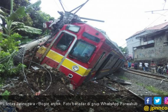 KRL Relasi Jatinegara - Bogor Anjlok, Belasan Penumpang Luka-luka - JPNN.COM
