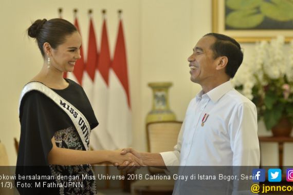 Jokowi Terperanjat Disalami Ratu Sejagat - JPNN.COM