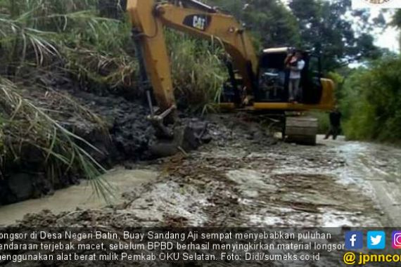 Longsoran Dibersihkan, Jalur Menuju Desa Negeri Batin Lancar - JPNN.COM