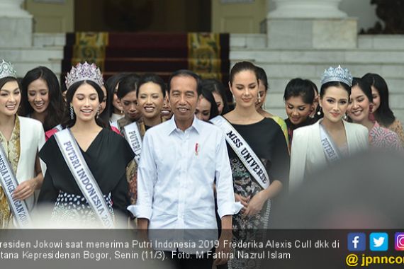 Wow! Lihat Nih Pak Jokowi Dikelilingi Para Wanita Cantik - JPNN.COM