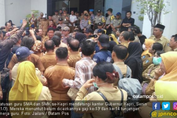 TKD Belum Cair, Ratusan Guru SMA / SMK se-Kepri Datangi Kantor Gubernur - JPNN.COM