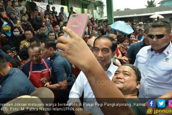 Beli Terasi dan Ubi, Jokowi Bikin Kaget Pedagang Pasar Pagi - JPNN.COM