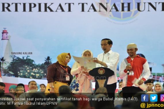 Jokowi Bagikan Ribuan Sertifikat Tanah di Bangka Belitung - JPNN.COM