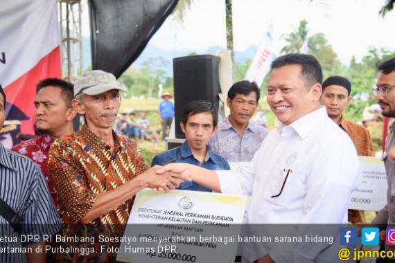 Bamsoet Serahkan Bantuan Puluhan Alat Pertanian - JPNN.COM