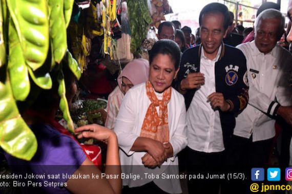Sebelum Bagikan Ribuan KIP untuk Pelajar, Jokowi Blusukan ke Pasar Balige - JPNN.COM