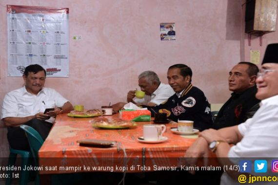 Jokowi Diserbu Emak-Emak saat Minum Kopi Partungkoan - JPNN.COM