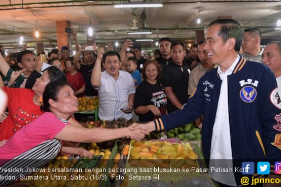 Blusukan ke Pasar Petisah, Jokowi Beli Teri Medan, Harganya? - JPNN.COM