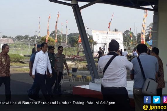 Akbar Tanjung Sambut Kedatangan Jokowi di Sibolga - JPNN.COM