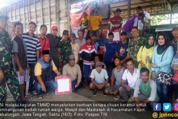 TNI Salurkan Ribuan Keramik Untuk Warga Pekalongan - JPNN.COM