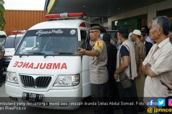 Sebelum Meninggal, Ibunda Ustaz Abdul Somad Sempat Salat Subuh, Lalu Mengeluh - JPNN.COM