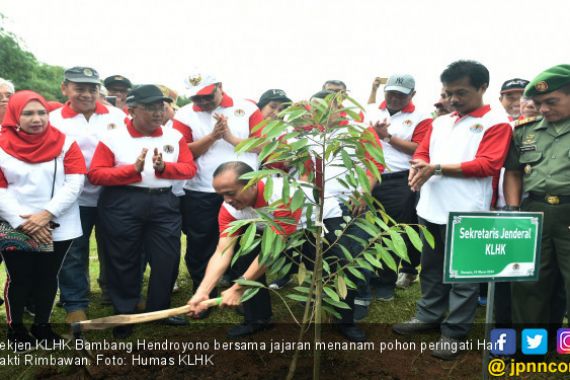 Menanam Doa dan Harapan Melalui Tanam Pohon di Hari Bhakti Rimbawan - JPNN.COM