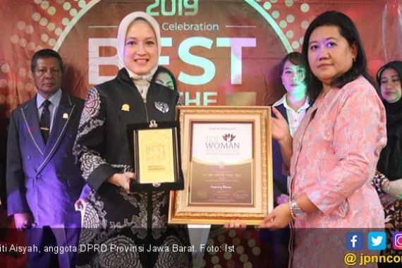 Anggota DPRD Cantik Siti Aisyah Terima Top Insipiring Woman Award - JPNN.COM