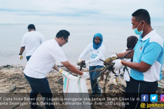 CKB Logistics Galakkan Aksi Jaga Lingkungan via Beach Clean Up - JPNN.COM