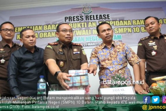 Ratusan Juta Uang Pungli Eks Kepsek Dikembalikan kepada Wali Murid SMPN 10 Batam - JPNN.COM