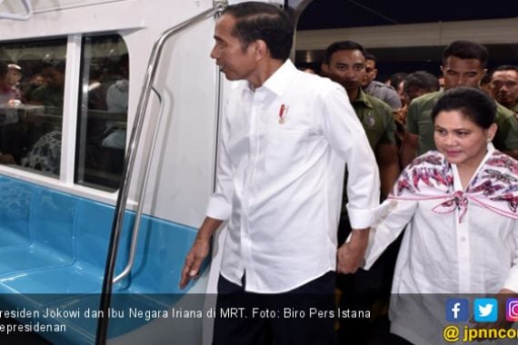 Habis Naik Transjakarta, Jokowi Gandeng Tangan Iriana Masuk MRT - JPNN.COM