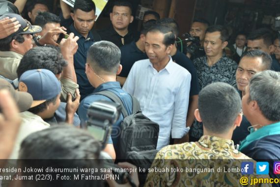 Jokowi Mendadak Hentikan Mobil Kepresidenan dan Masuk Toko Bangunan - JPNN.COM