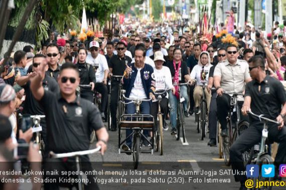 Jokowi Naik Sepeda Onthel Saat Hadiri Deklarasi Alumni Jogja SATUkan Indonesia - JPNN.COM