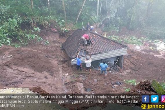 Rumah Warga Tertimbun Tanah Longsor, Nih Fotonya - JPNN.COM