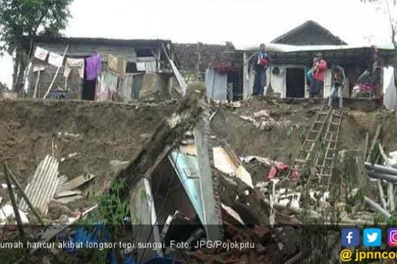 Rumah Sudah Puluhan Tahun, Ambruk Diterjang Banjir Dalam Hitungan Menit - JPNN.COM