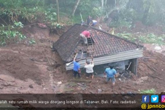 Diguyur Hujan Deras, Sejumlah Wilayah di Tabanan Dilanda Longsor - JPNN.COM