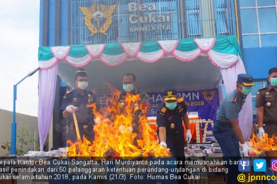 Bea Cukai Sangatta Musnahkan Ratusan Ribu Batang Rokok Ilegal - JPNN.COM