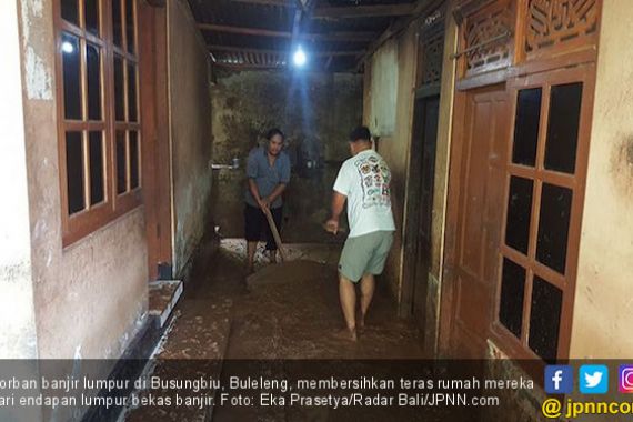 Banjir Bandang Menerjang, Rumah Hancur, Ternak Warga Hanyut - JPNN.COM