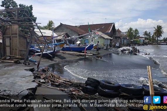 Cuaca Ekstrem, Pesisir Pebuahan Diterjang Gelombang, Rumah Warga Rusak Parah - JPNN.COM