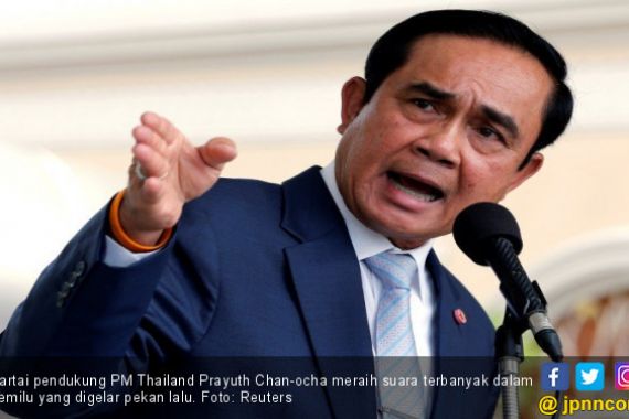 Dicecar Pertanyaan Sulit, PM Thailand Semprotkan Disinfektan ke Wartawan - JPNN.COM