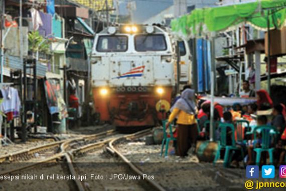 Tak Punya Biaya Sewa Gedung, Bikin Resepsi Nikah di Rel Kereta Api - JPNN.COM